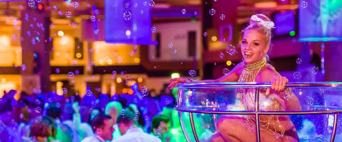 Levensgroot cocktailglas als decorstuk voor evenementen